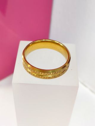 Anillo acero dorado con diseño de greca T21