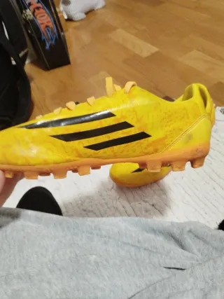 Botas de fútbol Adidas F10 Amarillas