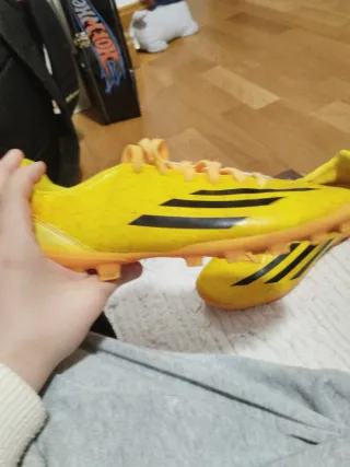 Botas de fútbol Adidas F10 Amarillas
