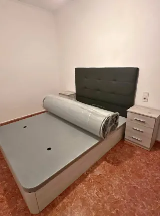 Cama completa con cabecero tapizado