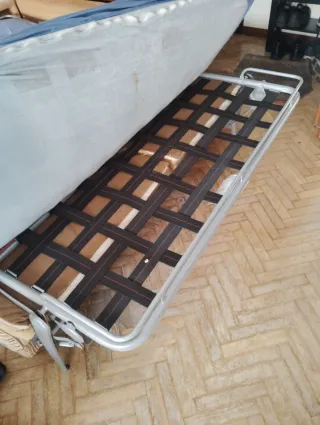 Sofá cama beige y multicolor