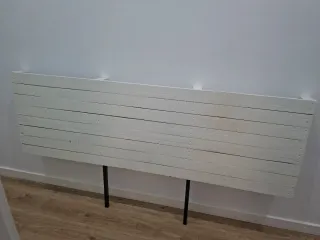 Cabecero de cama de madera de pino.