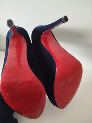 Zapatos de tacón azul marino