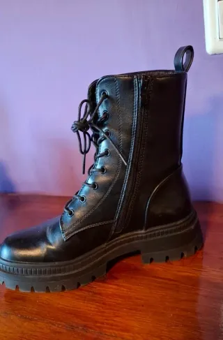 Botas militares con piercing
