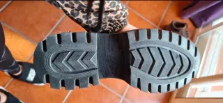 Botas militares con piercing