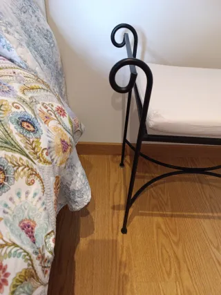 Banqueta tapizada beige y estructura negra