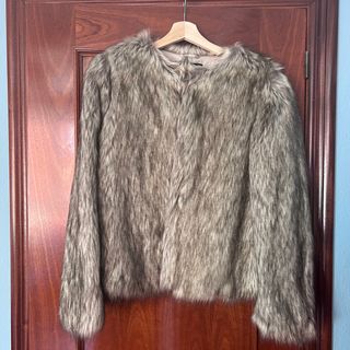 Chaqueta pelo marrón y gris