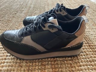 Zapatillas casual negras y doradas