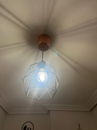 2 Lámparas Metálicas, una dorada y otra negra.