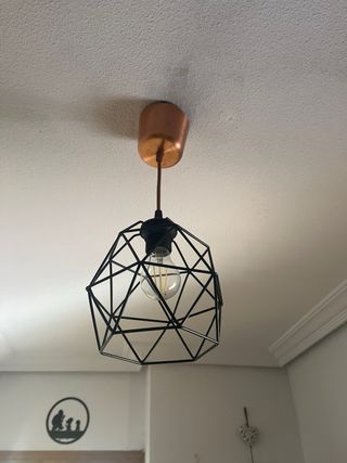 2 Lámparas Metálicas, una dorada y otra negra.