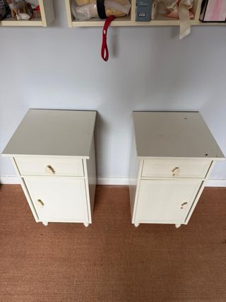 2 Mesitas de noche de madera