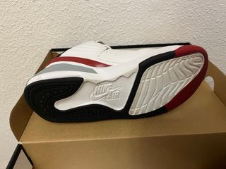 Zapatilla deportiva blanca y roja
