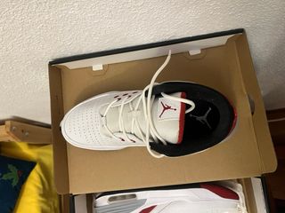 Zapatilla deportiva blanca y roja