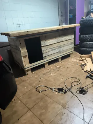 Caseta de madera para perros