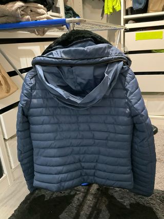 Chaqueta plumífero azul con cuello
