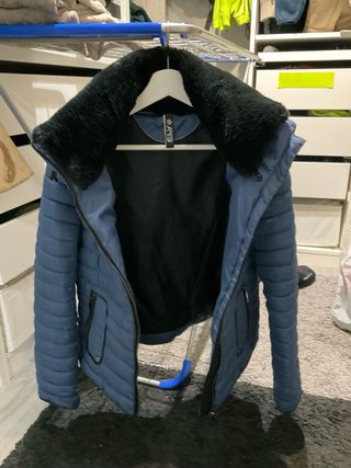 Chaqueta plumífero azul con cuello