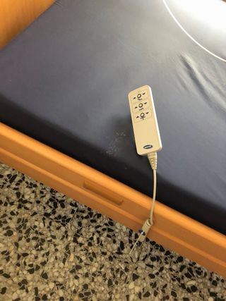 Cama articulada Invacare con carro elevador