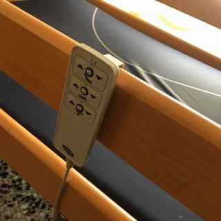 Cama articulada Invacare con carro elevador