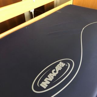 Cama articulada Invacare con carro elevador