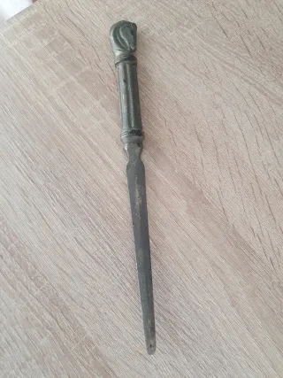 Lupa y abrecartas de metal