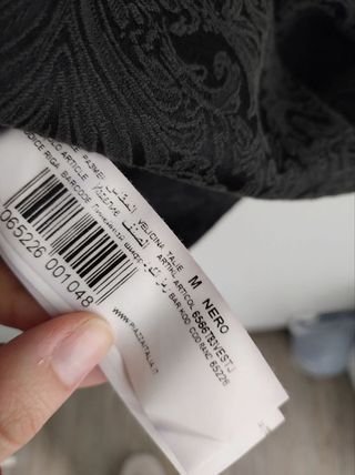 Elegante abito nero con ricamo