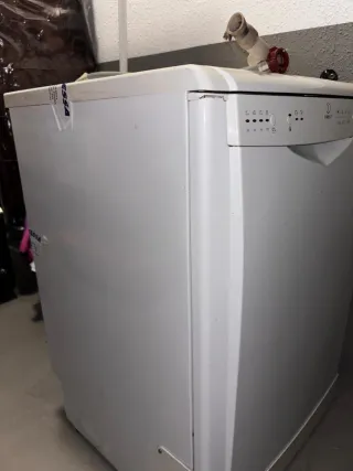 Lavastoviglie Indesit in buone condizioni