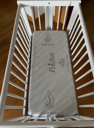 Minicuna con ruedas y balancín