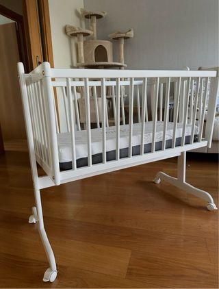 Minicuna con ruedas y balancín