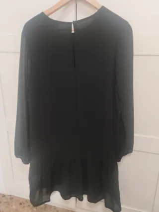 Vestido negro con flores bordadas