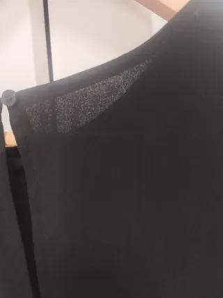 Vestido negro con flores bordadas