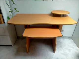 Escritorio de madera.
