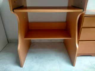 Escritorio de madera.