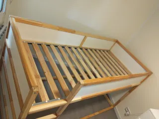Cama alta IKEA Kura