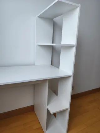 Escritorio blanco con estanterías