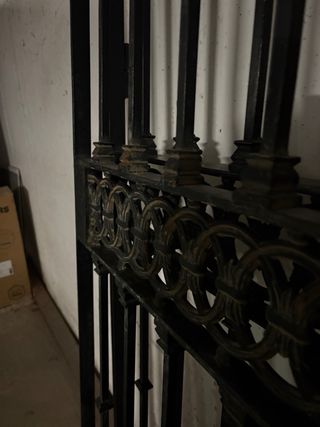 Rejas de balcón de hierro forjado macizo.