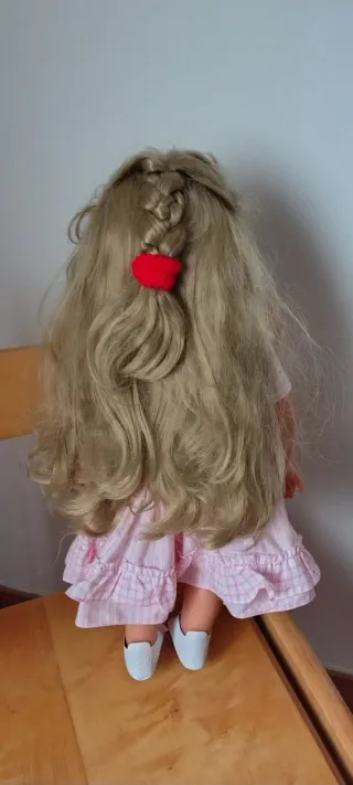 Bambola con vestito rosa a quadri