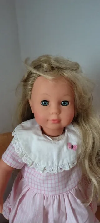 Bambola con vestito rosa a quadri