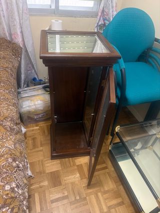 Estantería de salón de cristal y madera