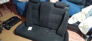 Asientos traseros compactos negros