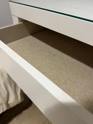 Tocador blanco con tapa de cristal