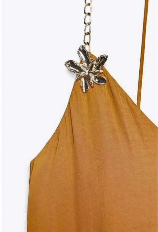 Vestido zara con cadena y detalle floral