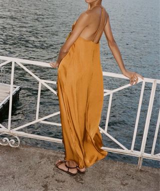 Vestido zara con cadena y detalle floral