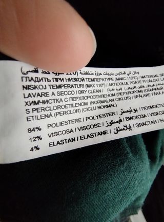 Abito elegante nero e verde con decori