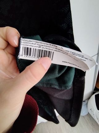 Abito elegante nero e verde con decori