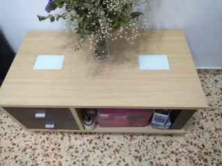 Mesa de centro madera y cristal le falta un tirado