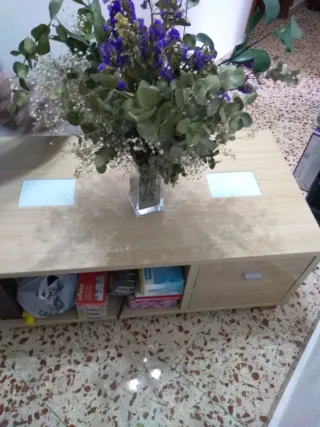 Mesa de centro madera y cristal le falta un tirado