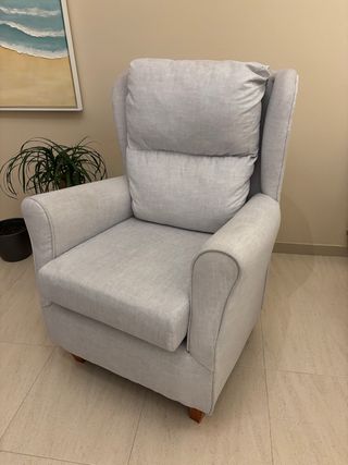 Sillón de tela gris