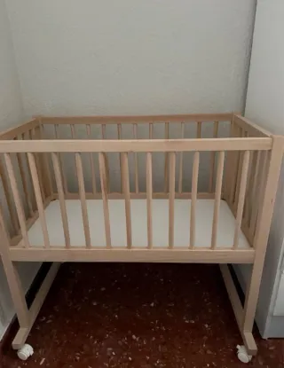 Minicuna de madera con ruedas