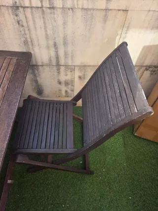 Mesa y sillas de madera plegables