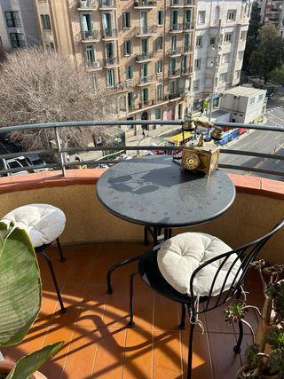 Mesa redonda para exterior con sillas y cojin